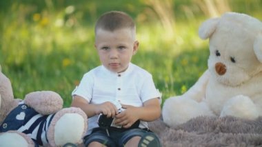 Çocuk daktilo çalıyor.