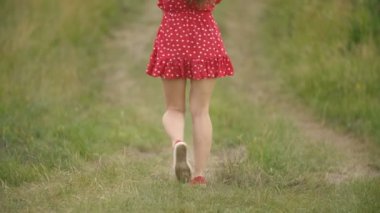 Toprak yolda yürüyen kız