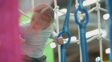 kız kreşte oynuyor