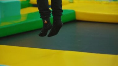 bacaklar trambolin üzerinde atlama