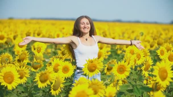 Meisje in zonnebloem bloemen — Stockvideo