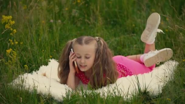 Meisje praten op de telefoon in de natuur — Stockvideo