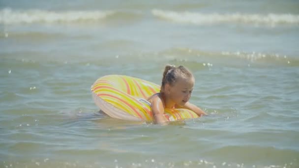 Девочка плавает в море — стоковое видео