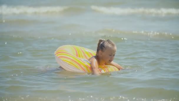 Ragazza nuotare nel mare — Video Stock