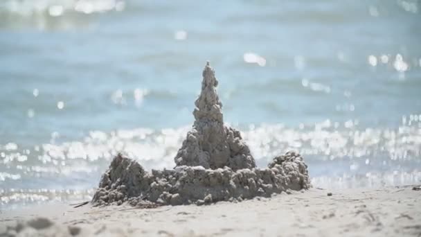 Castillo de arena cerca del mar — Vídeos de Stock