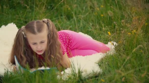 Mädchen liest ein Buch — Stockvideo