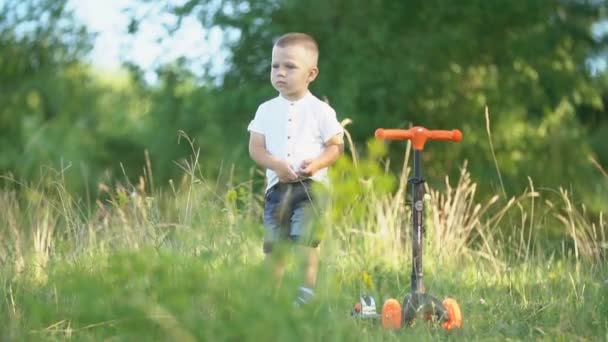 Çocuk bir scooter sürme — Stok video