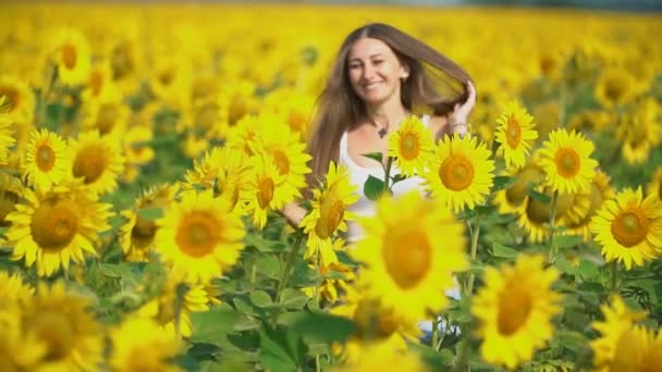 Dívka v slunečnicových květech — Stock video