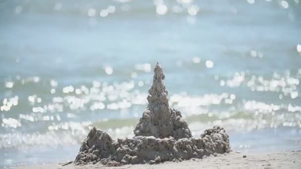 Castillo de arena cerca del mar — Vídeos de Stock