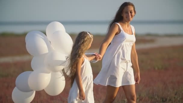 Madre con hija y globos — Vídeo de stock