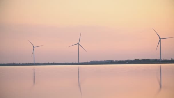 Väderkvarn för att generera elektricitet — Stockvideo