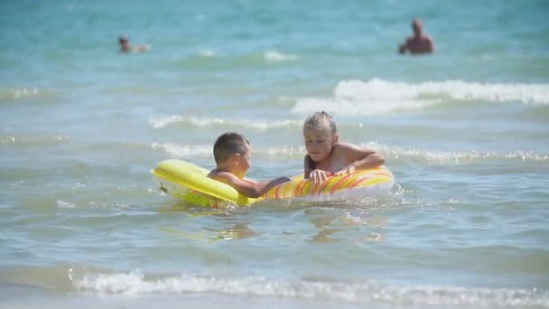 Kinderen zwemmen in de zee — Stockvideo