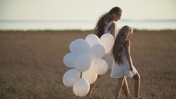Мати з дочкою і повітряними кулями — стокове відео