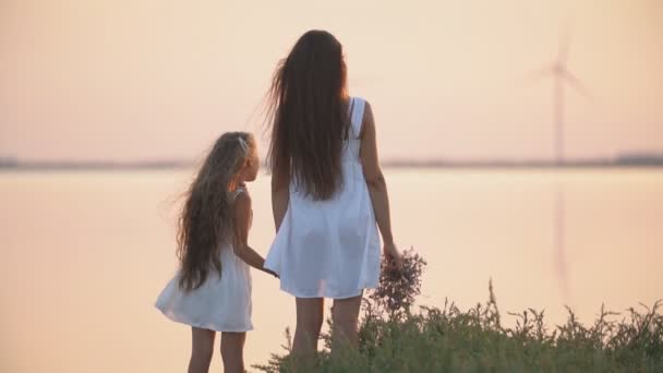 Mãe e filha ficar na praia — Vídeo de Stock