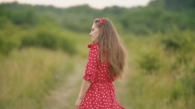 Toprak yolda yürüyen kız