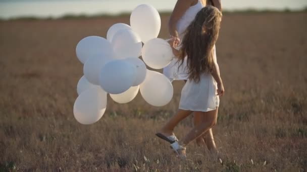Мать с дочерью и воздушными шарами — стоковое видео