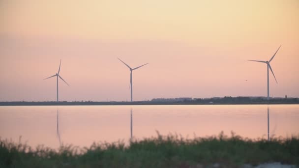 Väderkvarn för att generera elektricitet — Stockvideo