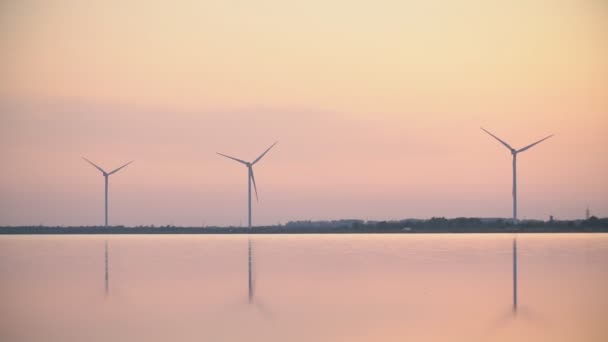 Molino de viento para generar electricidad — Vídeo de stock