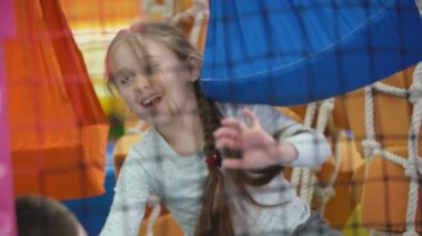 kız kreşte oynuyor