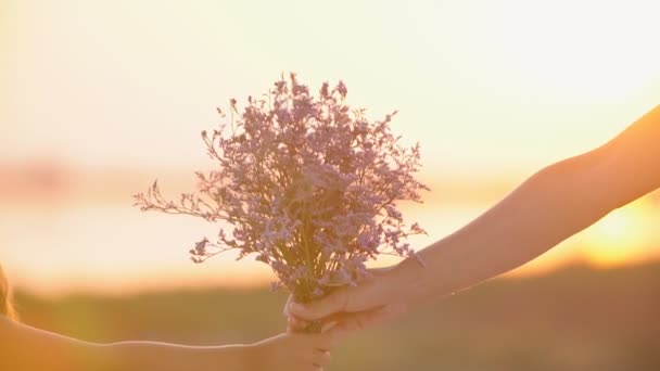 Händer med blommor mamma och dotter — Stockvideo