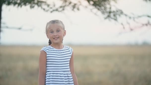 Retrato de una niña — Vídeos de Stock