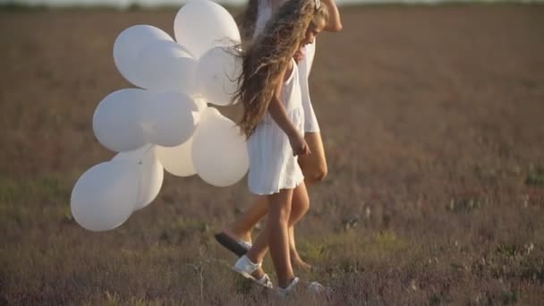 Mãe com filha e balões — Vídeo de Stock