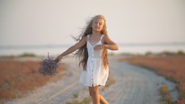 Маленькая девочка с цветами — стоковое видео