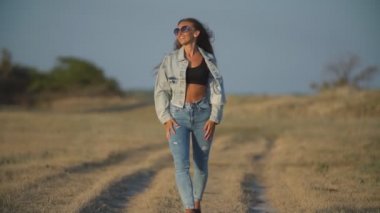 kot kız yol boyunca yürür