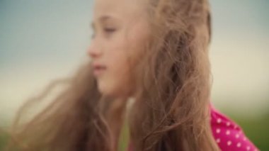 uzun saçlı küçük bir kız bozar