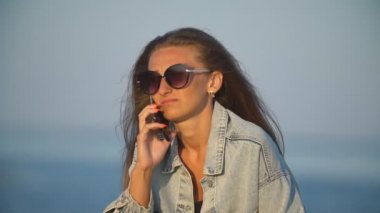 telefonda konuşurken güneş gözlüğü kız