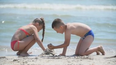 çocuklar bir kum dansı inşa