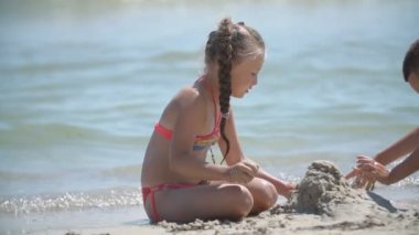 çocuklar bir kum dansı inşa