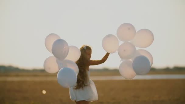 Chica vestido blanco con globos — Vídeo de stock