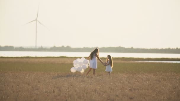 Moeder met dochter en ballonnen — Stockvideo