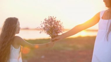 çiçek anne ve kızı ile eller