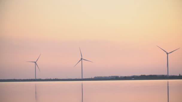 Molino de viento para generar electricidad — Vídeo de stock