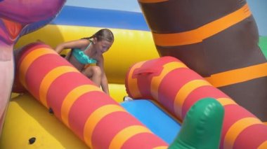 Kız su parkında yokuş aşağı gidiyor.