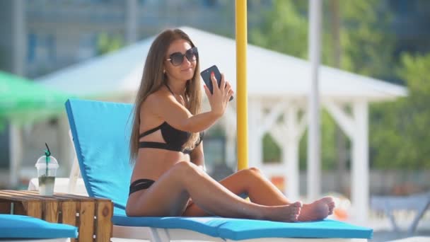 Menina faz selfie por telefone — Vídeo de Stock
