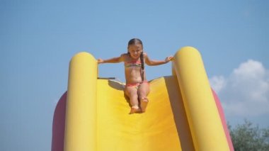 kız su kaydırağı aşağı gidiyor