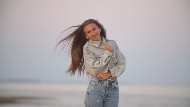 Κορίτσι με τζιν ρούχα σε φόντο της θάλασσας — Αρχείο Βίντεο
