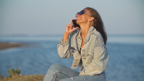 Chica en gafas de sol hablando por teléfono — Vídeo de stock