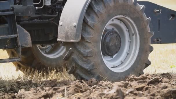 Traktor pflügt den Boden — Stockvideo