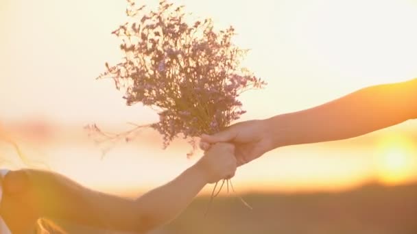 Ruce s květinami máma a dcera — Stock video