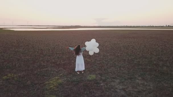 Flicka med ballonger på stranden — Stockvideo
