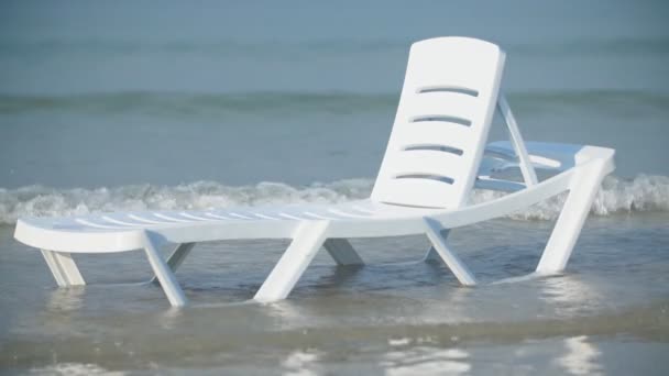 海に座って日光浴 — ストック動画