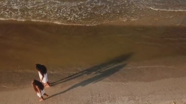 anne ve kızı plaja yakın denizde yürümek