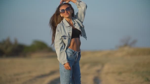 Flicka med långt hår i jeans — Stockvideo