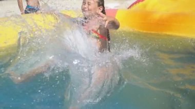 kız su kaydırağı aşağı gidiyor