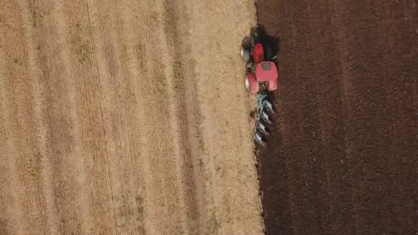 Tracteur laboure le sol 