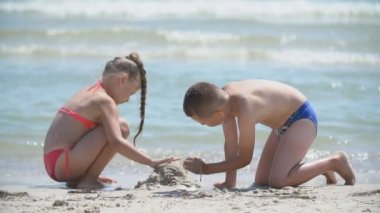 çocuklar bir kum dansı inşa